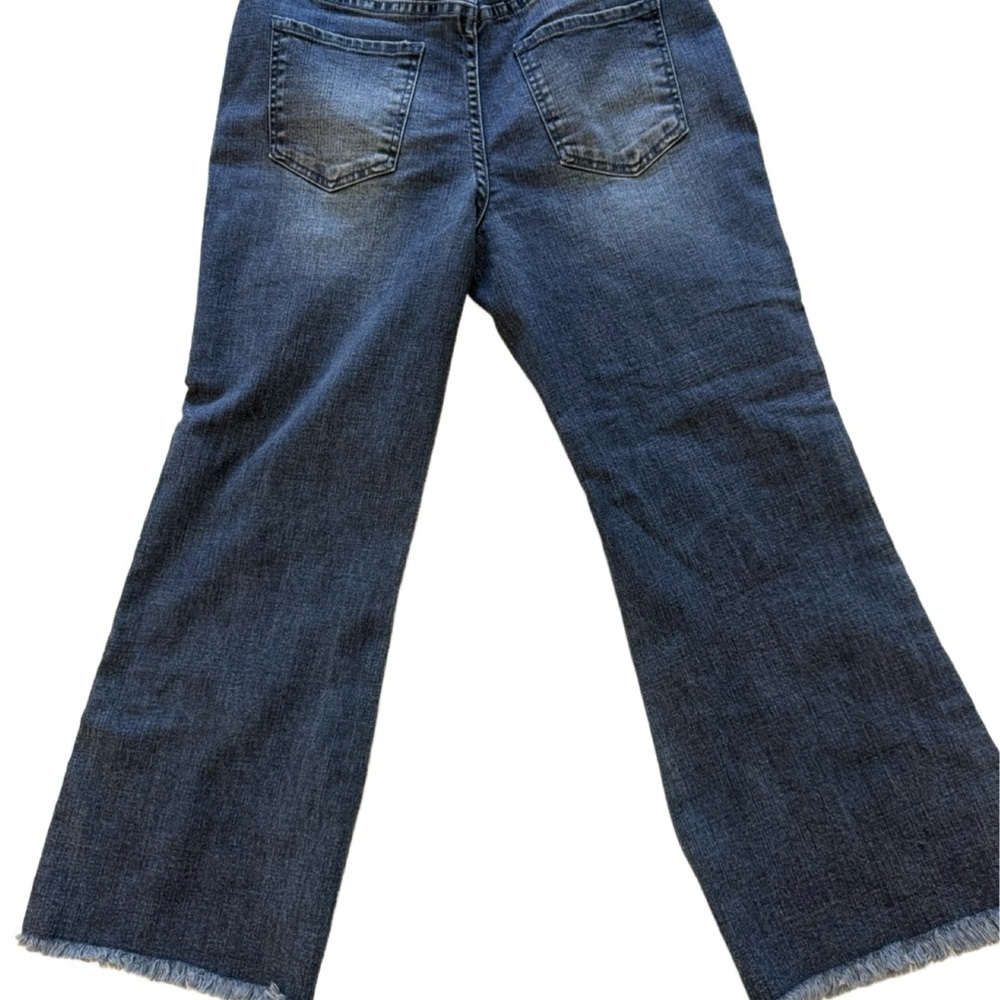 YMI high rise, distressed, cropped leg jeans. Size 5/27 - Picture 10 of 10